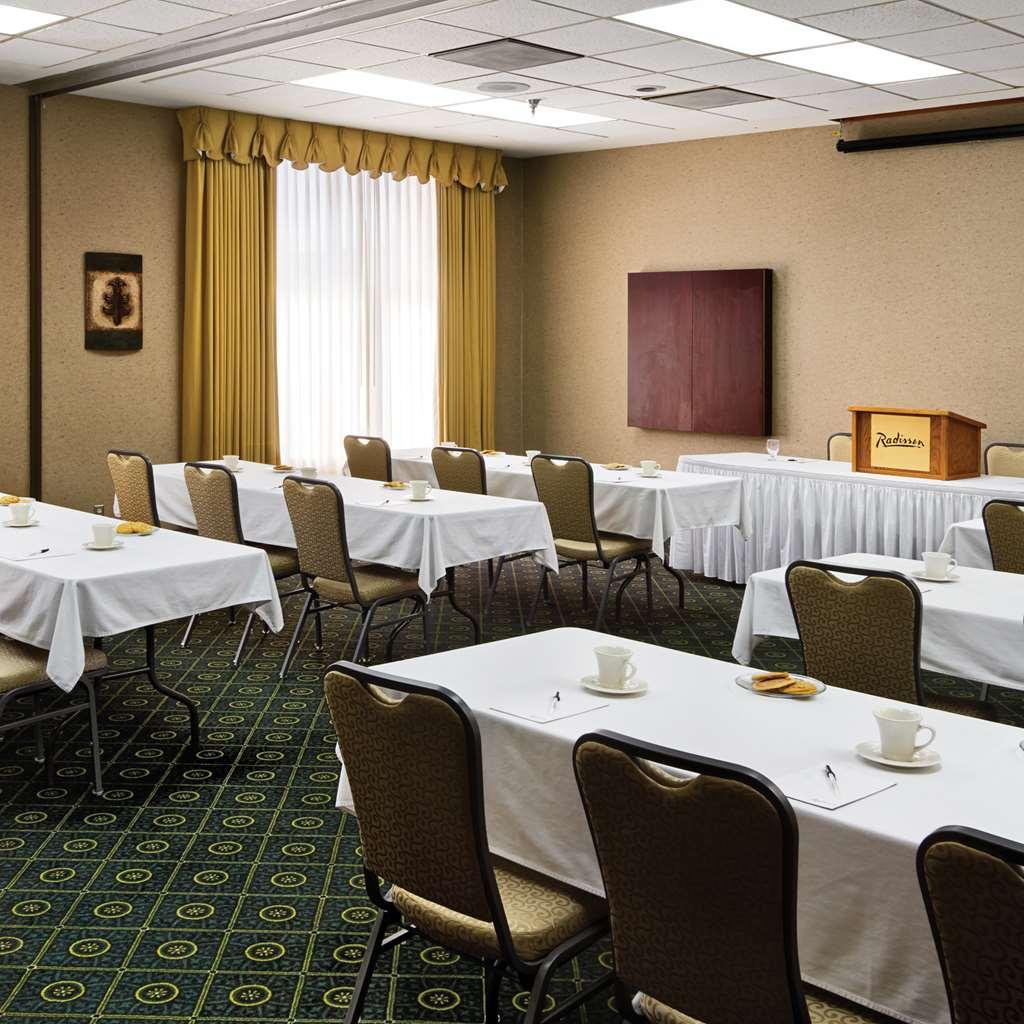 Radisson Hotel Бисмарк Екстериор снимка