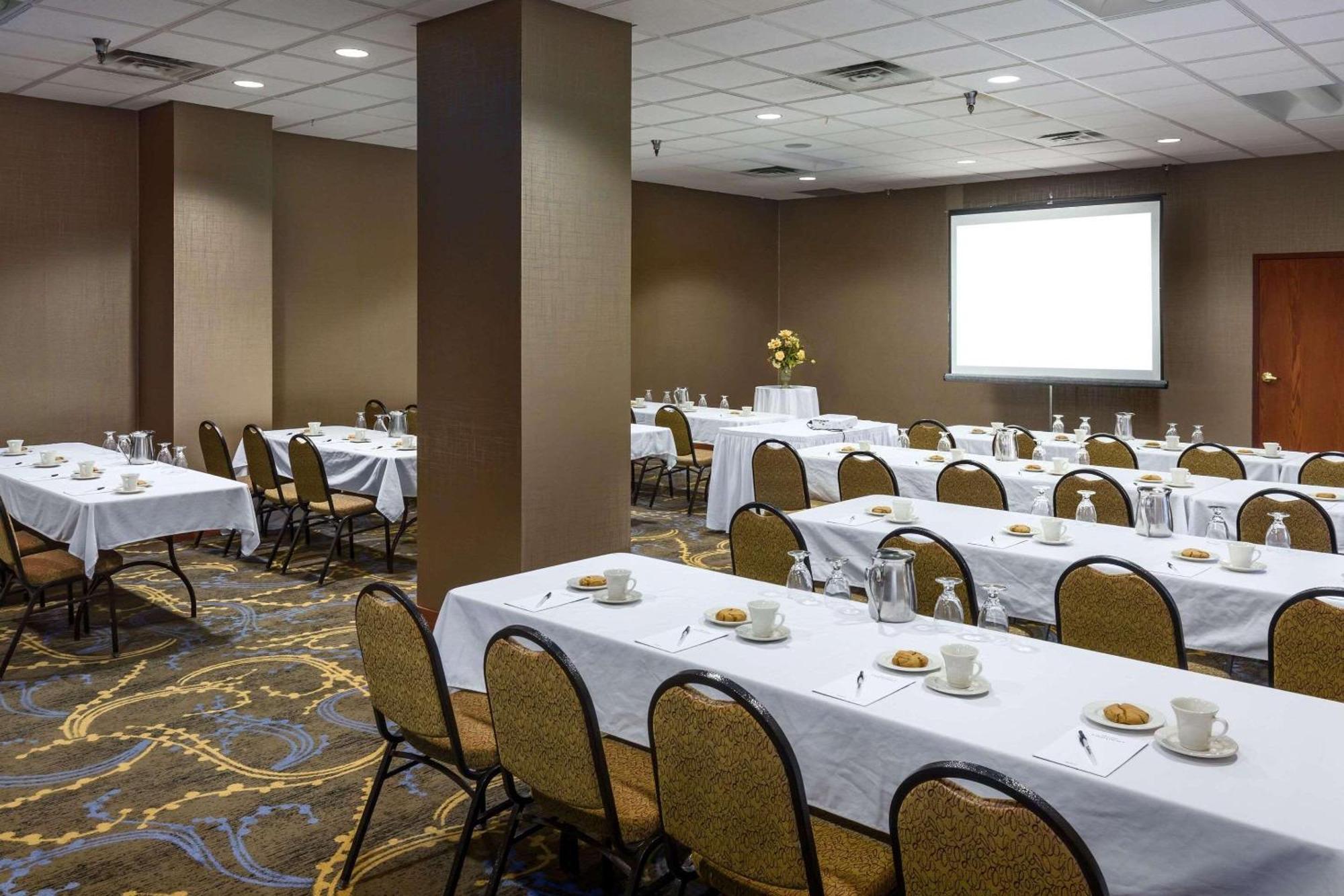 Radisson Hotel Бисмарк Екстериор снимка