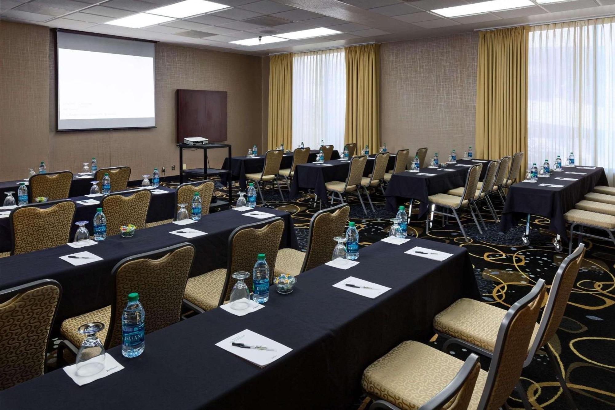 Radisson Hotel Бисмарк Екстериор снимка