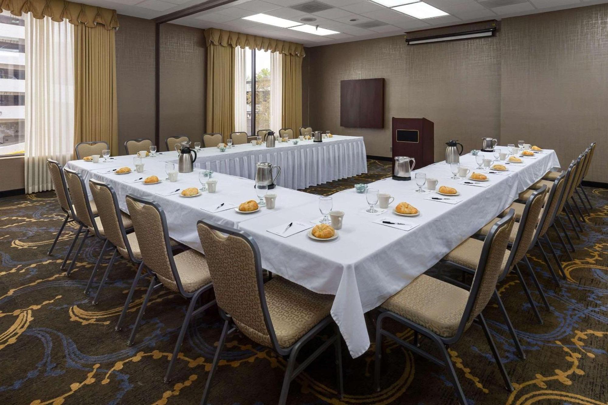 Radisson Hotel Бисмарк Екстериор снимка