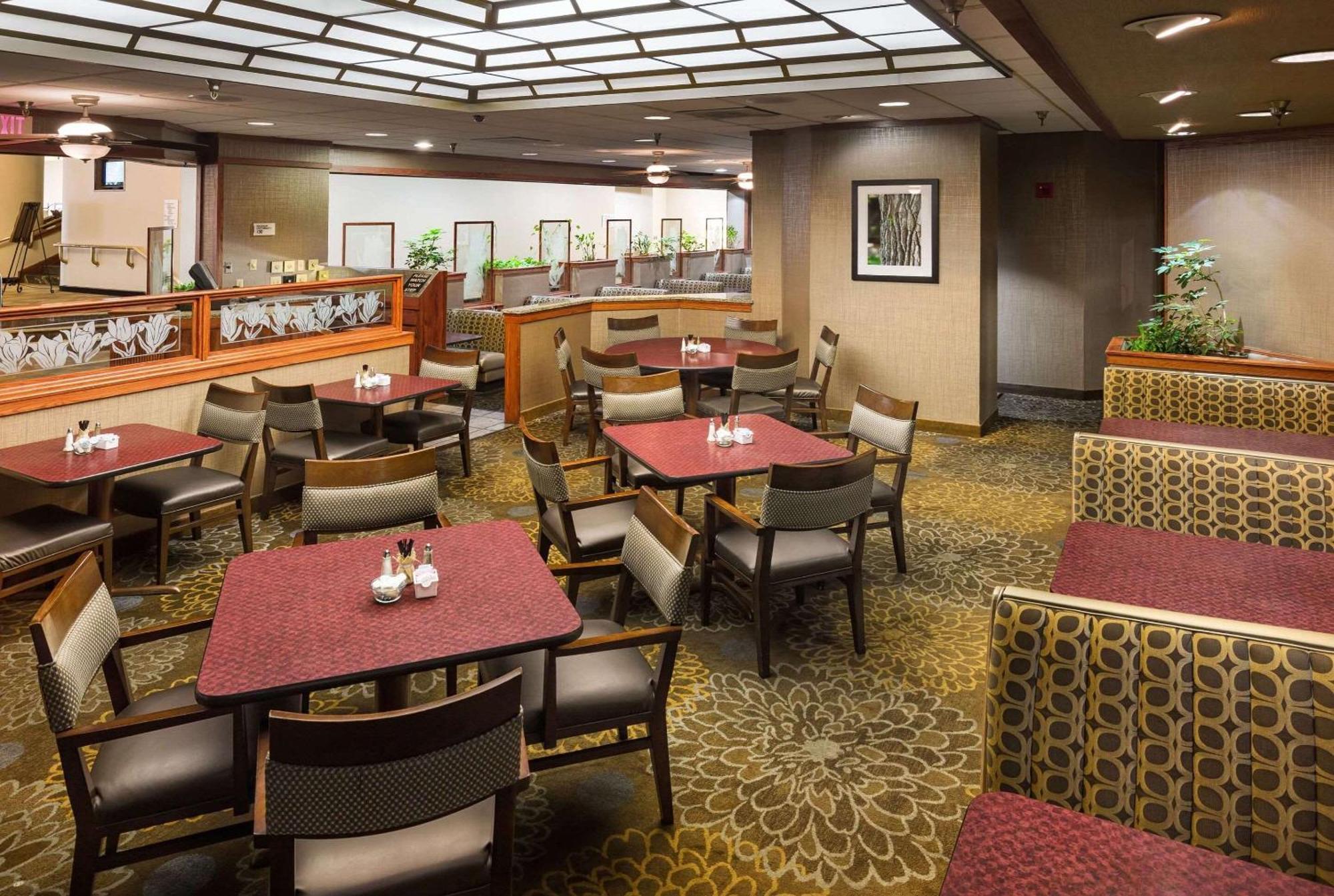 Radisson Hotel Бисмарк Екстериор снимка